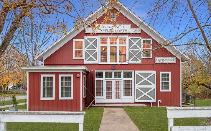 Pictures of Retail, Office property located at 11 Indian Wells Hwy, 2nd Fl, Amagansett, NY, Amagansett, NY 11930 for lease - image #1