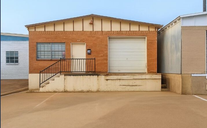 Pictures of Industrial property located at 105 Commercial St, Garland, TX 75040 for lease - image #1