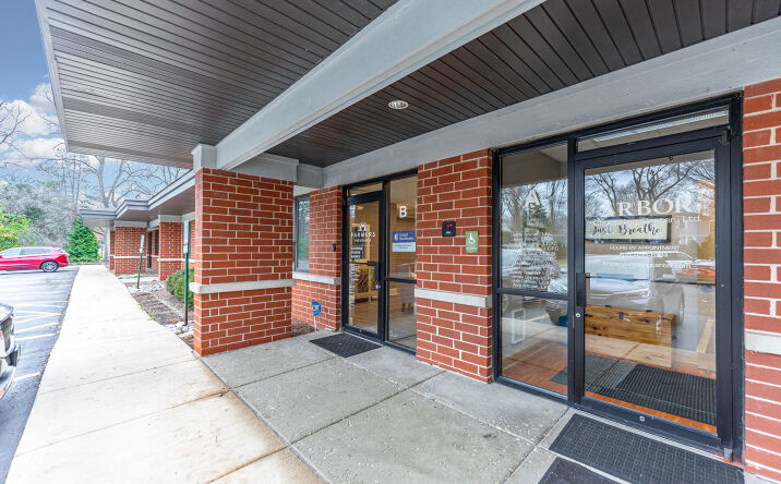 Pictures of Office property located at 850 S McHenry Ave, Crystal Lake, IL 60014 for lease - image #1