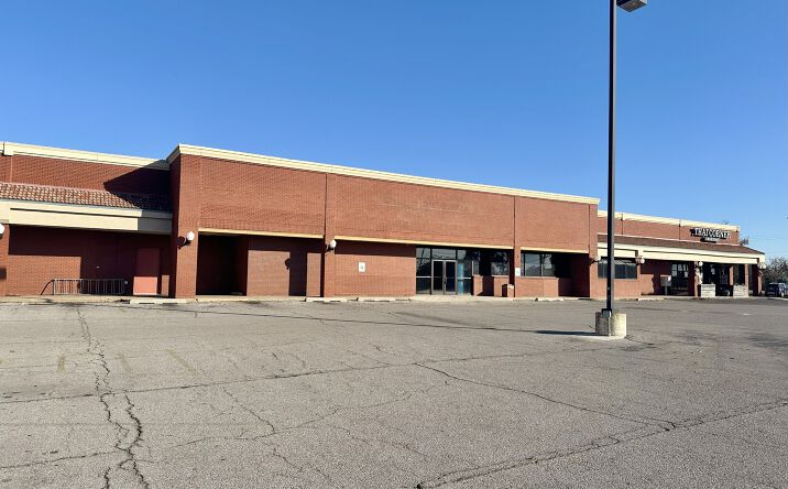 Pictures of Retail property located at 1409 E Danforth Rd, Edmond, OK 73034 for lease - image #1