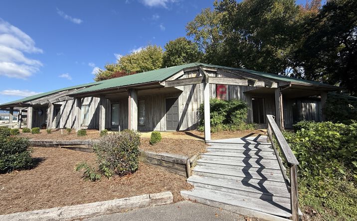 Pictures of Office property located at 704 Hillcrest Dr, Tupelo, MS 38804 for lease - image #1