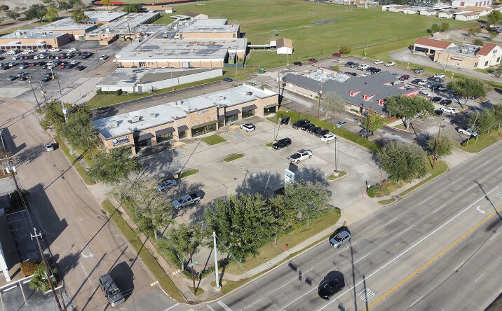 Pictures of Retail, Office property located at 4001 Spencer Hwy, Pasadena, TX 77504 for lease - image #1