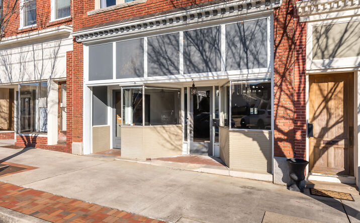 Pictures of Retail, Office, Restaurant property located at 108 E Public Square, Laurens, SC 29360 for lease - image #1