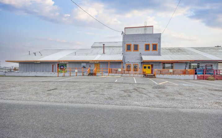 Pictures of Retail, Industrial, Restaurant property located at 206 N Benton St, Kennewick, WA 99336 for lease - image #1