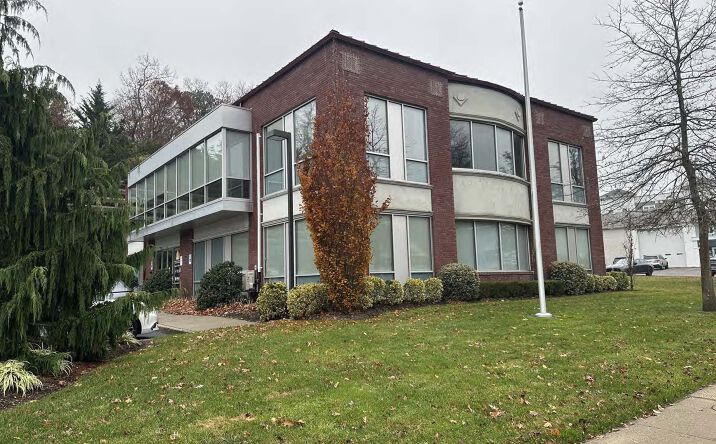 Pictures of Office property located at 1092 W Jericho Turnpike, Smithtown, NY 11725 for lease - image #1