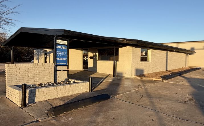 Pictures of Office property located at 2121 W Main St, Norman, OK 73069 for lease - image #1