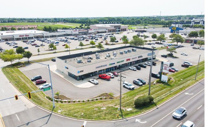 Pictures of Retail property located at 2103 Veterans Pkwy, Bloomington, IL 61704 for lease - image #1