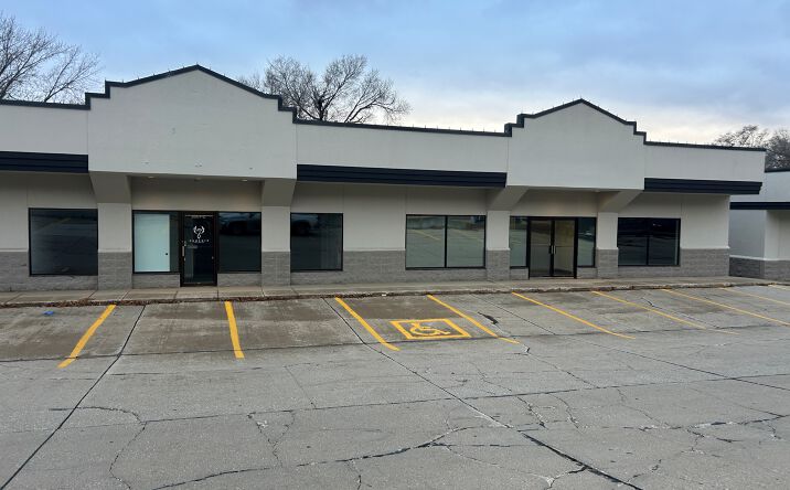 Pictures of Retail, Office property located at 2001 Hamilton Blvd, Sioux City, IA 51103 for lease - image #1
