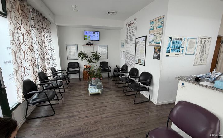 Pictures of Office property located at 707 Middle Neck 1, North Hempstead, NY 11024 for lease - image #1