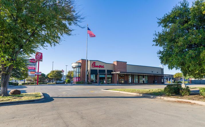 Pictures of Retail property located at 1105 N Burleson Blvd, Burleson, TX 76028 for lease - image #1