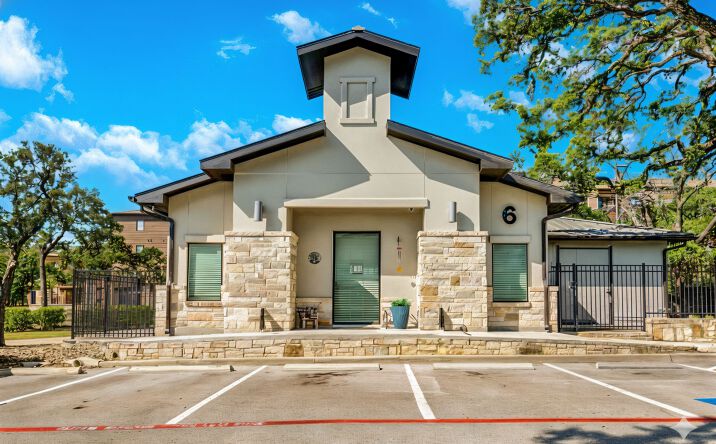 Pictures of Office property located at 27511 I-10, Boerne, TX 78006 for lease - image #1