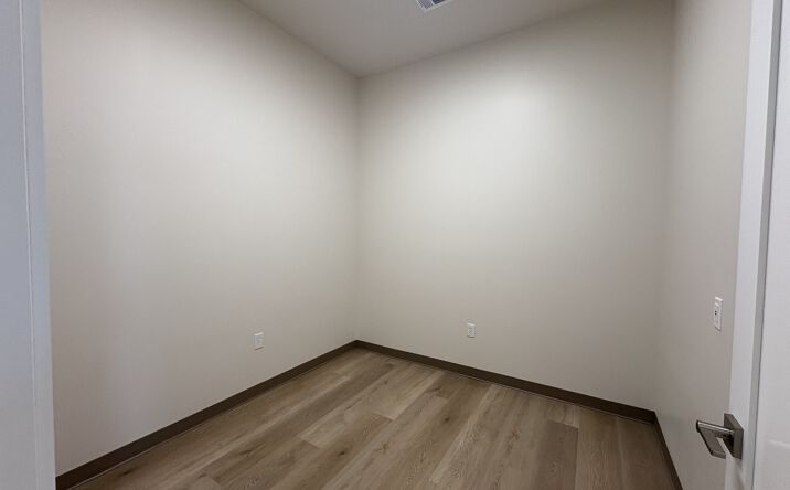 Pictures of Office property located at 528 Pleasant Run Rd, DeSoto, TX 75115 for lease - image #1