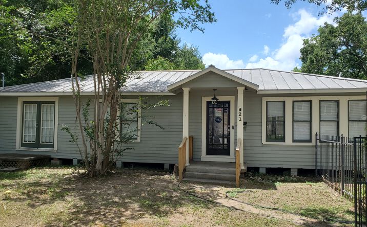 Pictures of Retail, Office property located at 921 W Austin St, Conroe, TX 77301 for lease - image #1
