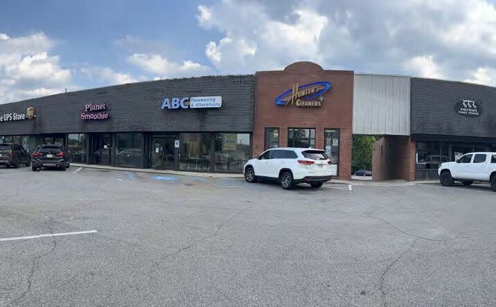 Pictures of Retail property located at 1913 Oxmoor Rd, Homewood, AL 35209 for lease - image #1