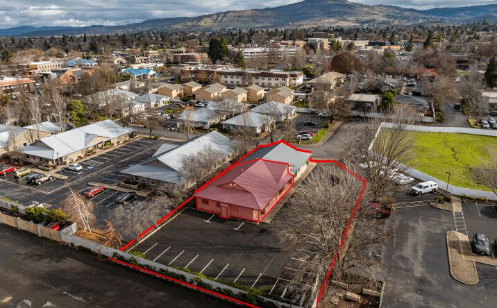 Pictures of Office property located at 925 Town Centre Dr, Medford, OR 97504 for lease - image #1