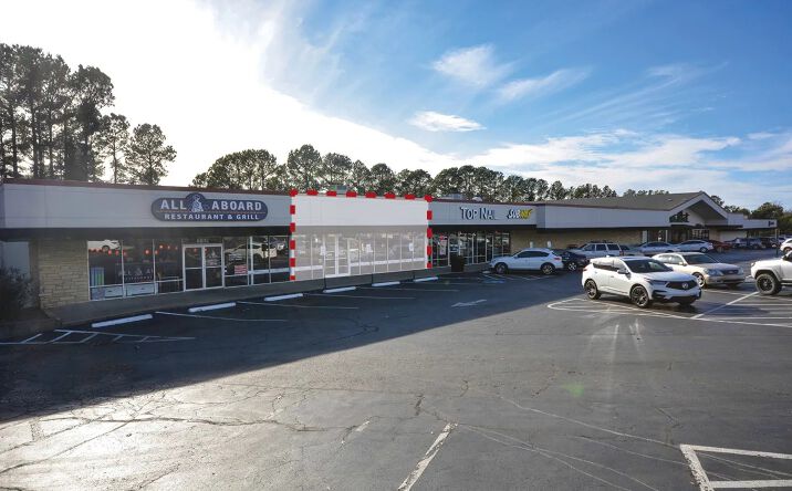Pictures of Retail property located at 6815 Cantrell Rd, Little Rock, AR 72207 for lease - image #1