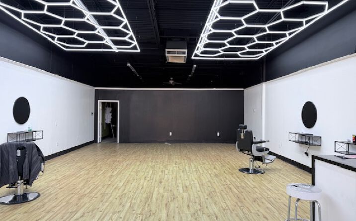 Pictures of Retail property located at 2000 E Pioneer Pkwy, Arlington, TX 76010 for lease - image #1