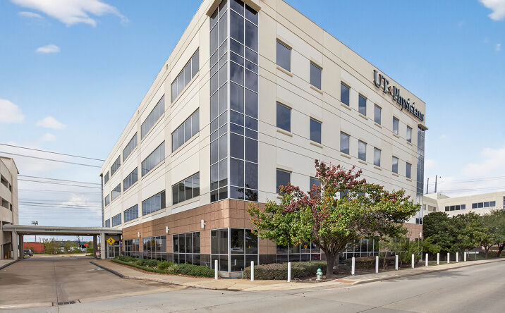 Pictures of Office property located at 5420 W Loop S, Bellaire, TX 77401 for lease - image #1