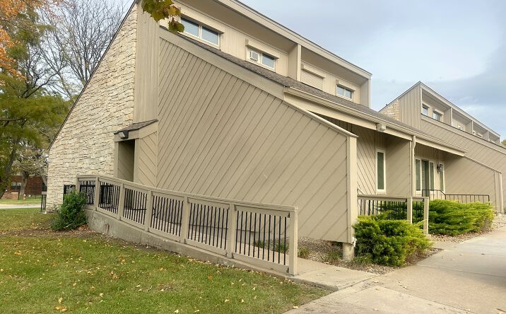 Pictures of Office property located at 1615 SW 37th St, Topeka, KS 66611 for lease - image #1