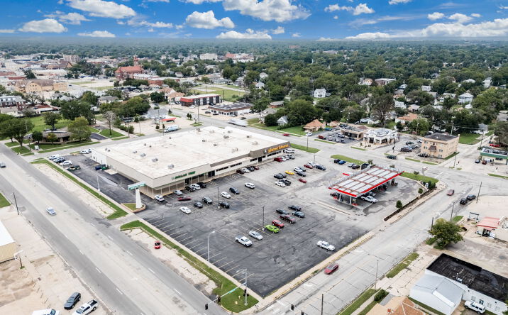 Pictures of Retail, Office, Restaurant property located at 401 E 4th Ave, Hutchinson, KS 67501 for lease - image #1