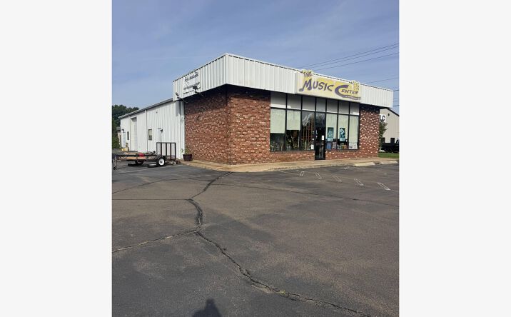 Pictures of Retail property located at 473 Washington Ave, North Haven, CT 06473 for lease - image #1