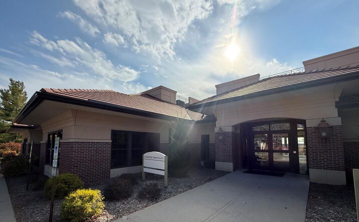 Pictures of Office property located at 615 Valley View Dr, Moline, IL 61265 for lease - image #1