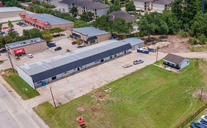 Pictures of Retail property located at 2575 O'Neal Ln, Baton Rouge, LA 70816 for lease - image #1