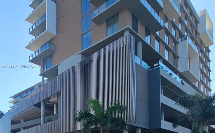Pictures of Retail property located at 2820 NE 214 st UNIT 3 #UNIT #3, Aventura, FL 33180 for lease - image #1