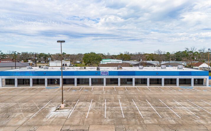 Pictures of Retail, Office, Special Purpose property located at 1602 N Mechanic St, El Campo, TX 77437 for lease - image #1