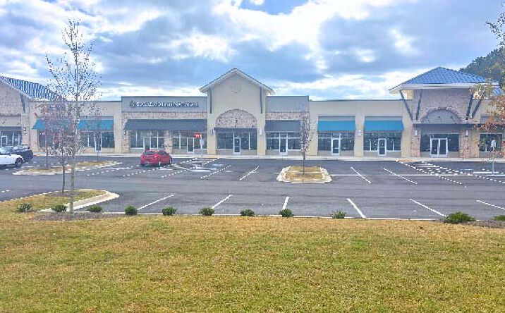 Pictures of Retail, Restaurant property located at 310 Lanier Cir, Woodstock, GA 30189 for lease - image #1