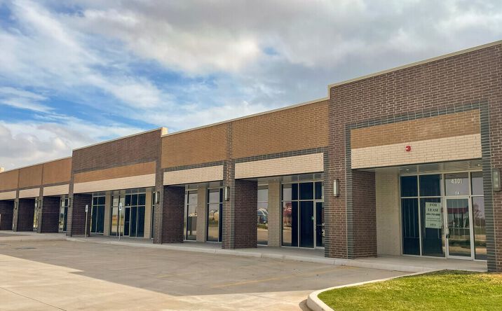 Pictures of Retail property located at 4301 N Sara Rd, Yukon, OK 73099 for lease - image #1