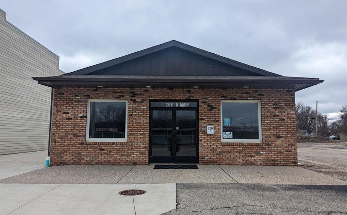 Pictures of Retail, Office, Industrial property located at 206 N Main St, Creve Coeur, IL 61610 for lease - image #1