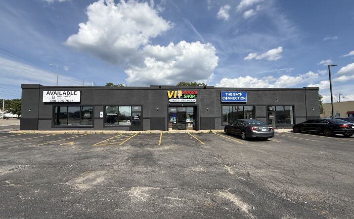 Pictures of Retail property located at 4218 N Sheridan Rd, Peoria, IL 61614 for lease - image #1