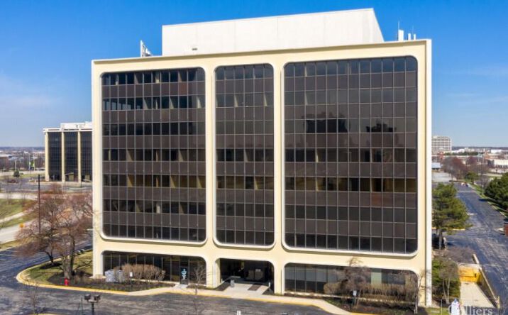 Pictures of Office property located at 1111 Plaza Drive & 999 Plaza Drive, Schaumburg, IL 60173 for lease - image #1