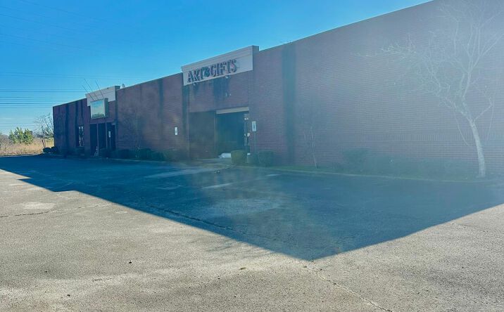 Pictures of Retail, Land, Restaurant property located at 36 Kenworth Blvd, Jackson, TN 38305 for lease - image #1