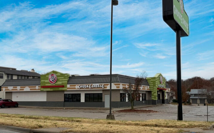 Pictures of Restaurant property located at 2215 SW Wanamaker Rd, Topeka, KS 66614 for lease - image #1