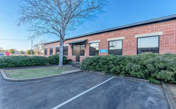 Pictures of Office property located at 415 Franklin D Roosevelt Dr, Muscle Shoals, AL 35661 for lease - image #1