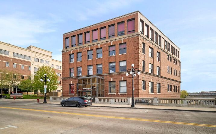 Pictures of Office property located at 31 W Downer Pl, Aurora, IL 60506 for lease - image #1