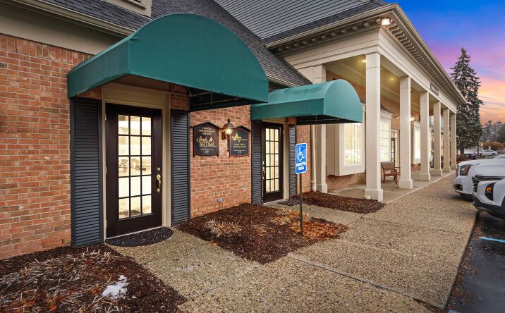 Pictures of Office property located at 5777 W Maple Rd, West Bloomfield, MI 48322 for lease - image #1