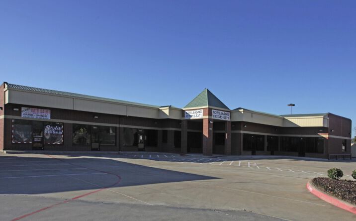 Pictures of Retail property located at 710 SW Green Oaks Blvd., Arlington, TX 76017 for lease - image #1