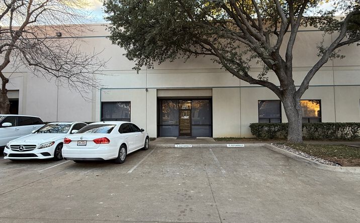 Pictures of Industrial property located at 2125 Chenault Dr., Carrollton, TX 75006 for lease - image #1