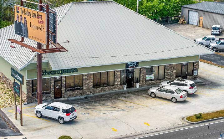 Pictures of Retail property located at 229 Main St W, Rainsville, AL 35986 for lease - image #1