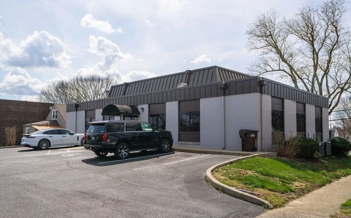 Pictures of Office property located at 135 Chenoweth Ln, Saint Matthews, KY 40207 for lease - image #1