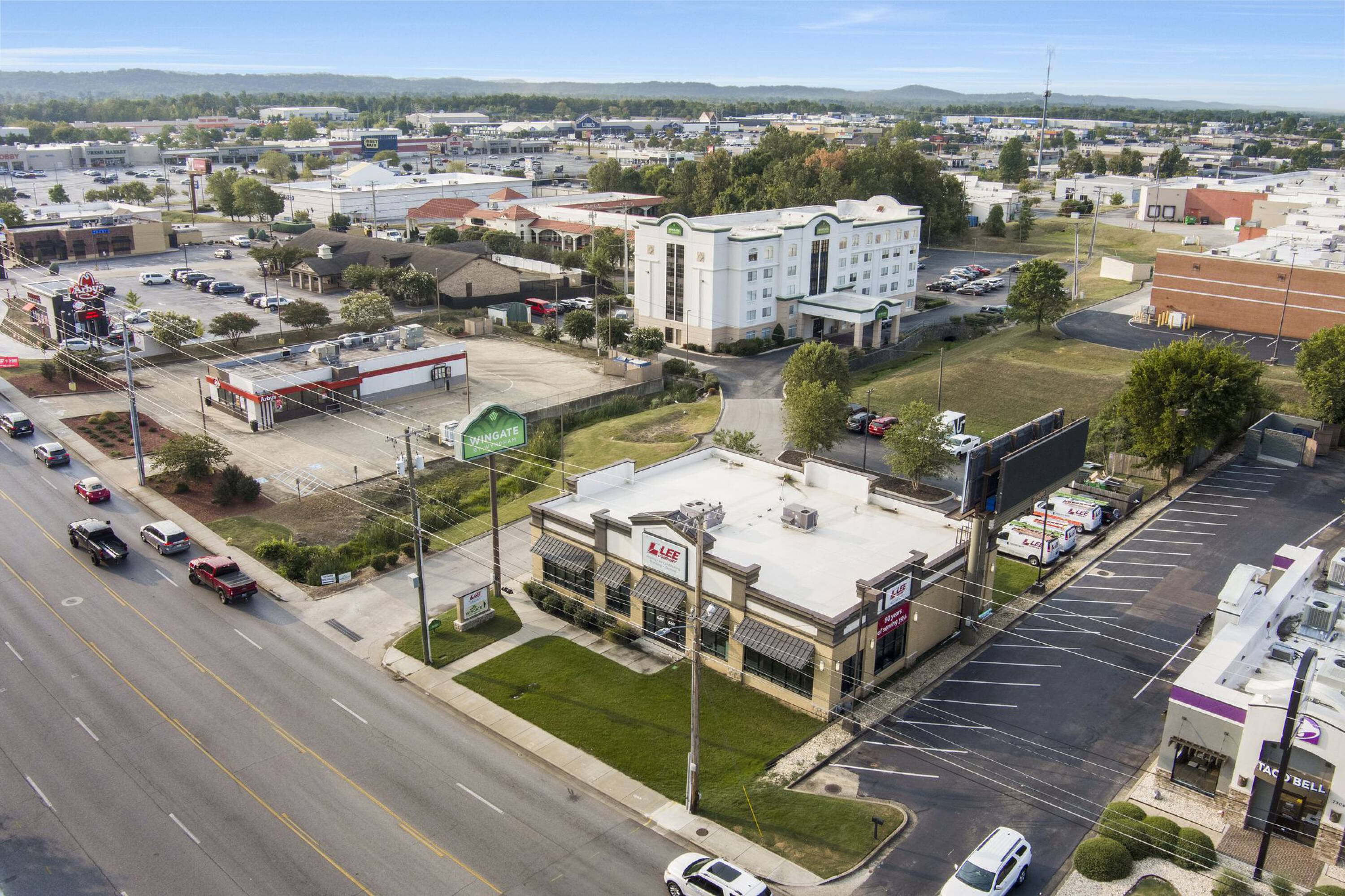 3225608