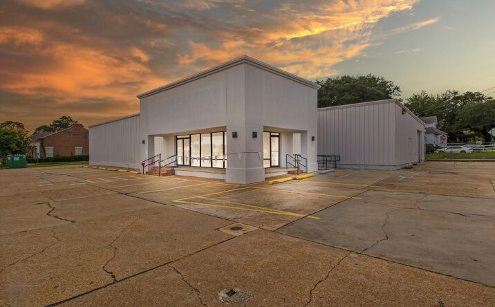Pictures of Retail, Special Purpose, Office property located at 304 W Jefferson St, Quincy, FL 32351 for lease - image #1