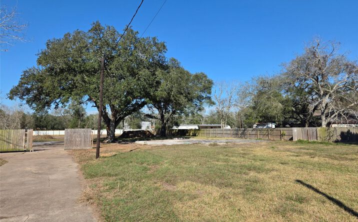 Pictures of Land property located at 414 Gordy Rd, Bacliff, TX 77518 for lease - image #1