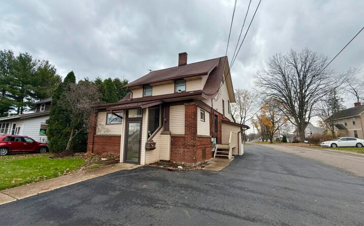 Pictures of Office property located at 4033 Lincoln Way E, Massillon, OH 44646 for lease - image #1
