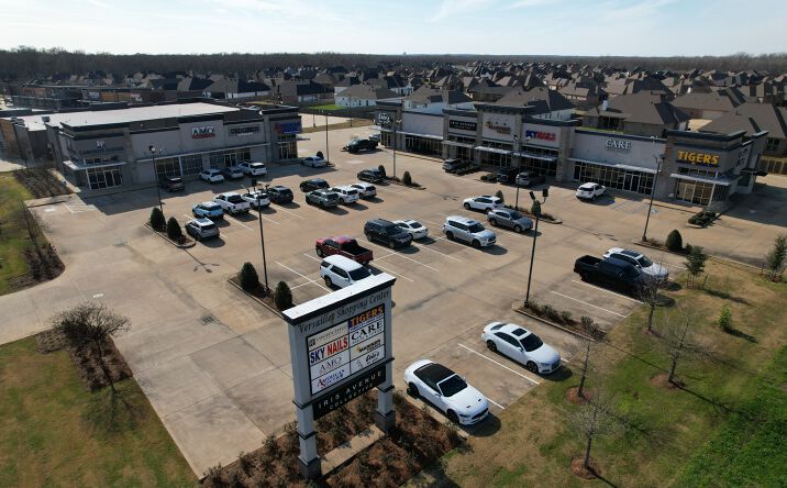 Pictures of Retail property located at 100 Versailles Blvd, Alexandria, LA 71303 for lease - image #1