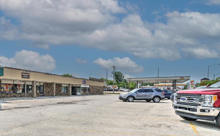 Pictures of Retail property located at 380 N Locust Street, Manteno, IL 60950 for lease - image #1