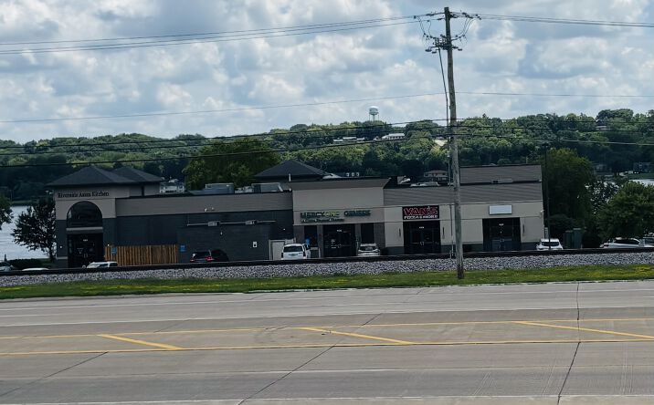 Pictures of Retail property located at 1005 Canal Shore Drive SW, Leclaire, IA 52753 for lease - image #1
